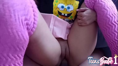 Cachonda hijastra seduce a su padrastro con su culo grande y coño esponjoso